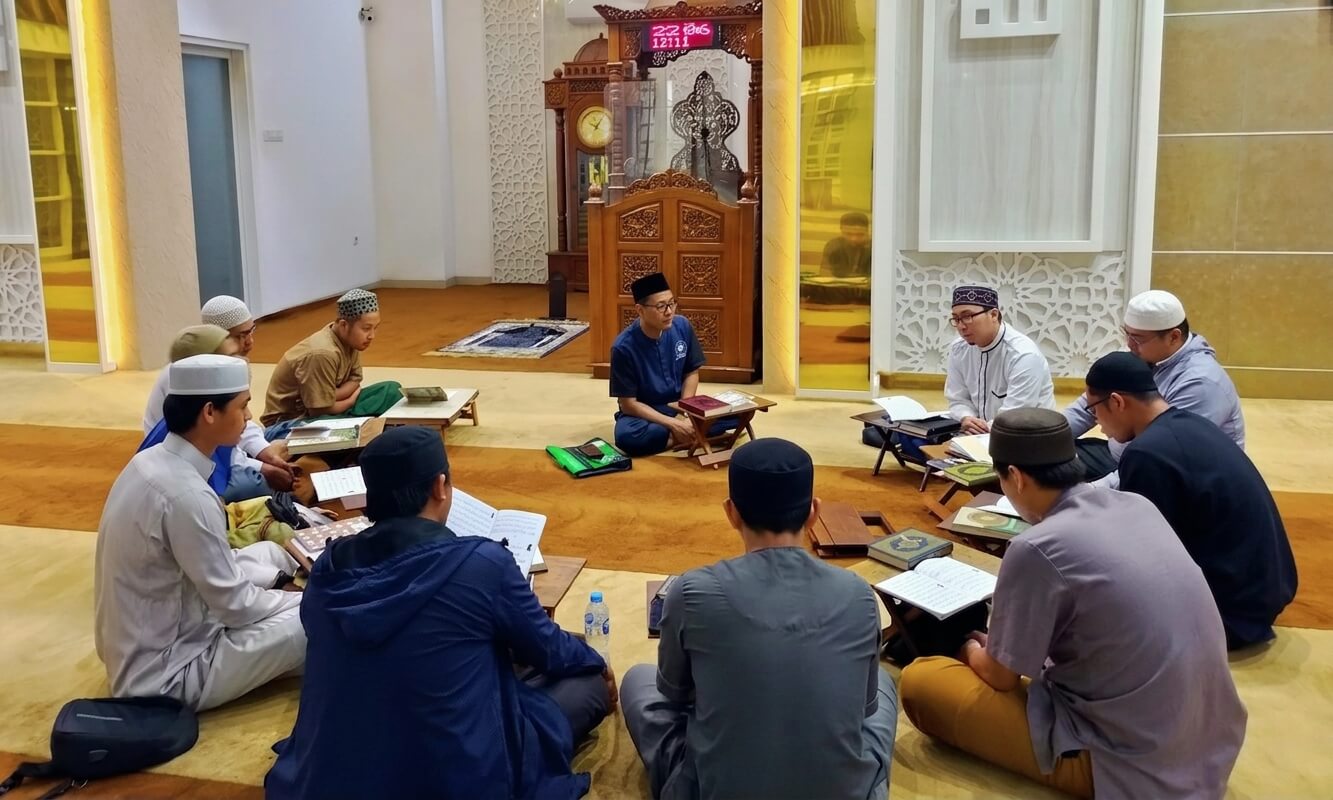 Halaqoh Tahsin dewasa bersama pengajar di ruang utama Masjid Arrahmah