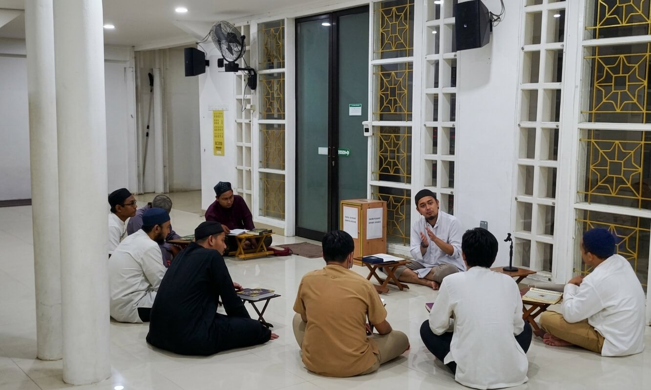 Peserta Tahsin menyimak penjelasan pengajar dalam lingkaran halaqoh