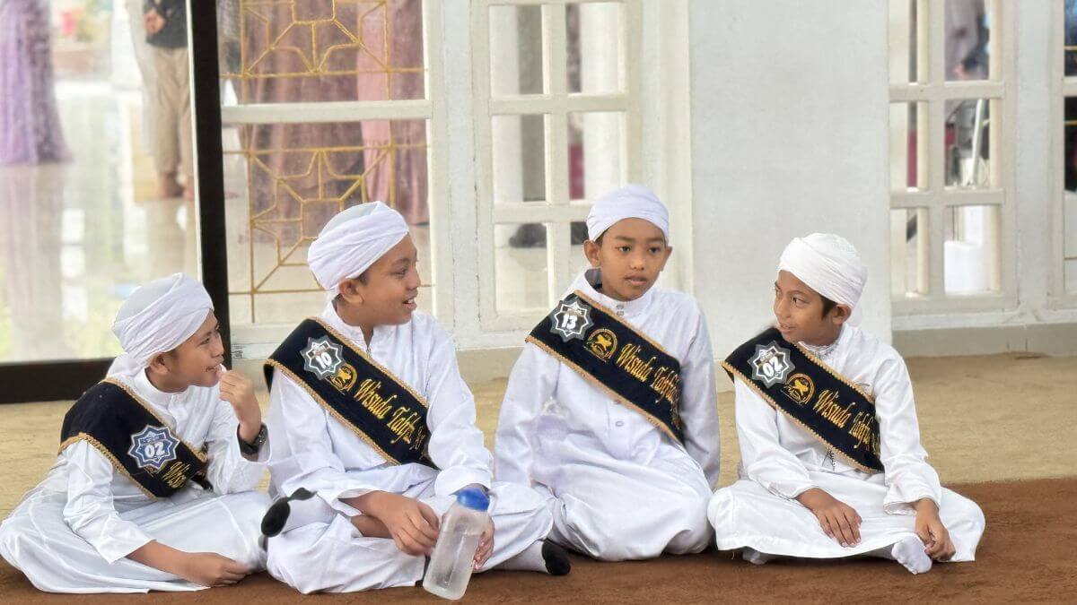 Tiga santriwati TLA tampil melantunkan hafalan di acara yayasan
