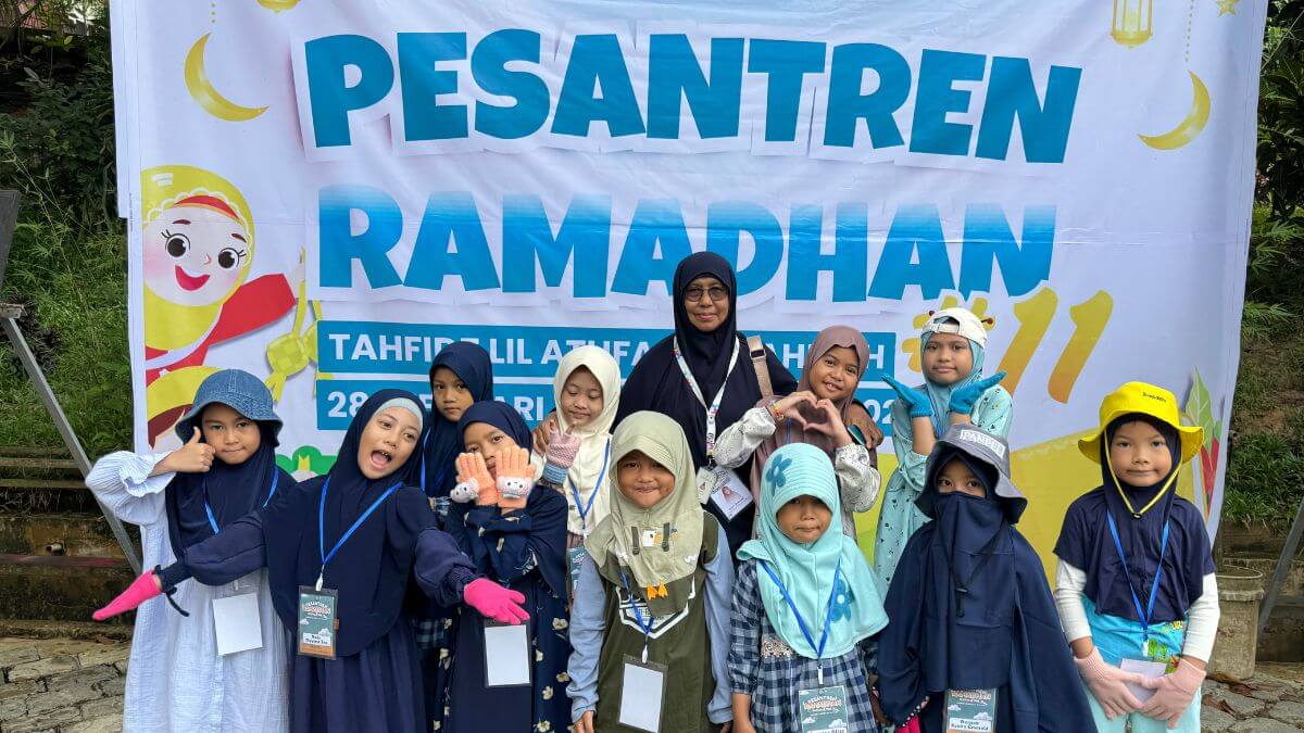 Foto bersama santri TLA dan pengajar saat kunjungan belajar ke kebun